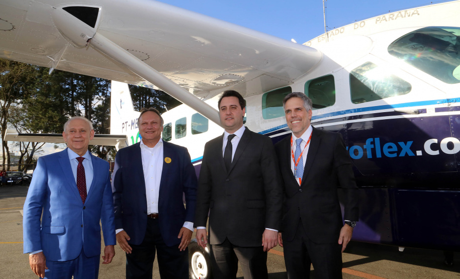 O Paraná passa a ter a maior malha aeroviária do País com o início nesta quarta-feira (07) do programa Voe Paraná. O novo pacote aéreo regional foi lançado pelo governador Carlos Massa Ratinho Junior no Aeroporto do Bacacheri, em Curitiba, e vai atender 12 cidades, de todas as regiões do Estado.Foto Gilson Abreu AENPr