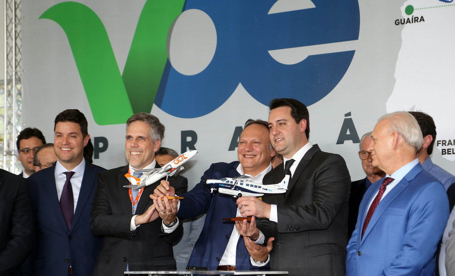 O Paraná passa a ter a maior malha aeroviária do País com o início nesta quarta-feira (07) do programa Voe Paraná. O novo pacote aéreo regional foi lançado pelo governador Carlos Massa Ratinho Junior no Aeroporto do Bacacheri, em Curitiba, e vai atender 12 cidades, de todas as regiões do Estado.Foto Gilson Abreu AENPr