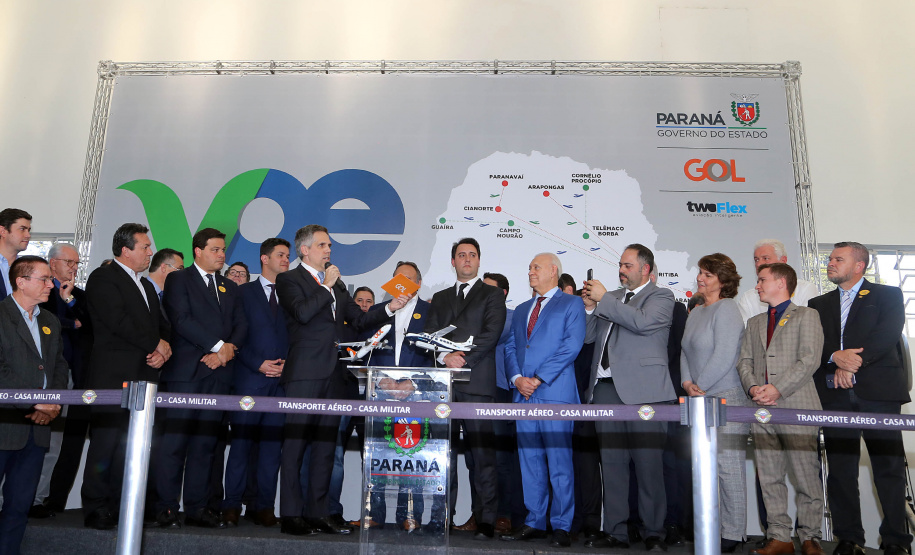 O Paraná passa a ter a maior malha aeroviária do País com o início nesta quarta-feira (07) do programa Voe Paraná. O novo pacote aéreo regional foi lançado pelo governador Carlos Massa Ratinho Junior no Aeroporto do Bacacheri, em Curitiba, e vai atender 12 cidades, de todas as regiões do Estado.Foto Gilson Abreu AENPr