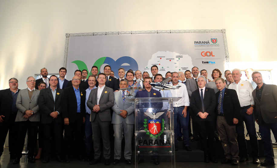 O Paraná passa a ter a maior malha aeroviária do País com o início nesta quarta-feira (07) do programa Voe Paraná. O novo pacote aéreo regional foi lançado pelo governador Carlos Massa Ratinho Junior no Aeroporto do Bacacheri, em Curitiba, e vai atender 12 cidades, de todas as regiões do Estado.Foto Gilson Abreu AENPr