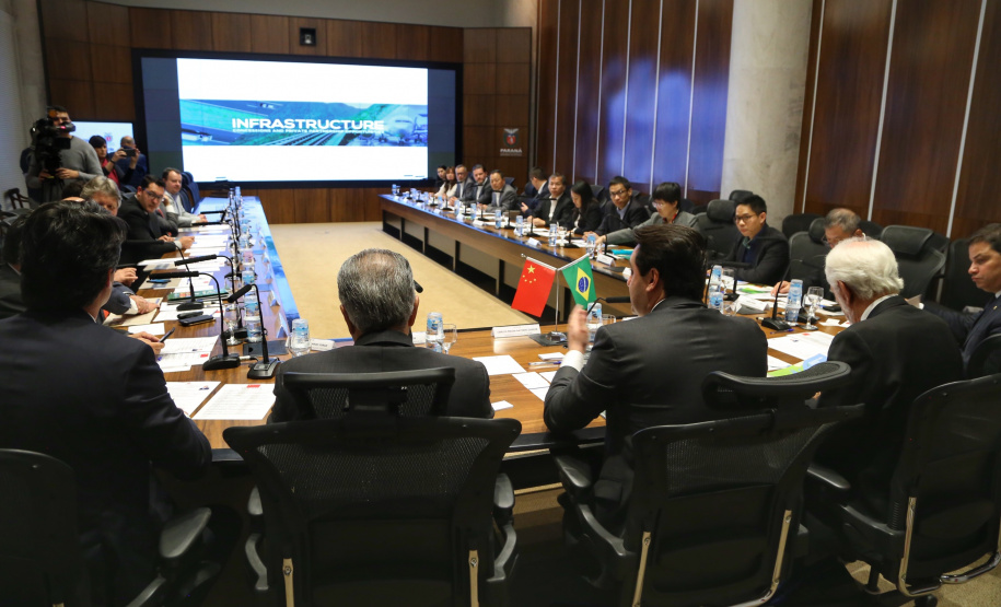 O governador Carlos Massa Ratinho Junior e técnicos da Secretaria de Infraestrutura e Logística apresentaram nesta quarta-feira (7) ao grupo China Merchants projetos ferroviários de curto, médio e longo prazos no Paraná