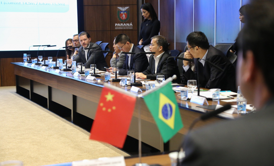 O governador Carlos Massa Ratinho Junior e técnicos da Secretaria de Infraestrutura e Logística apresentaram nesta quarta-feira (7) ao grupo China Merchants projetos ferroviários de curto, médio e longo prazos no Paraná
