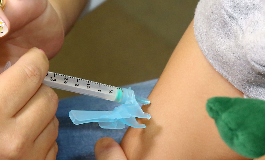 A vacina contra o sarampo integra o calendário nacional de vacinação. A primeira dose é aplicada aos 12 meses de vida e a segunda aos 15 meses, na vacina tetraviral, contra sarampo, rubéola, caxumba e varicela/catapora. Foto: Jaelson Lucas/ANPr