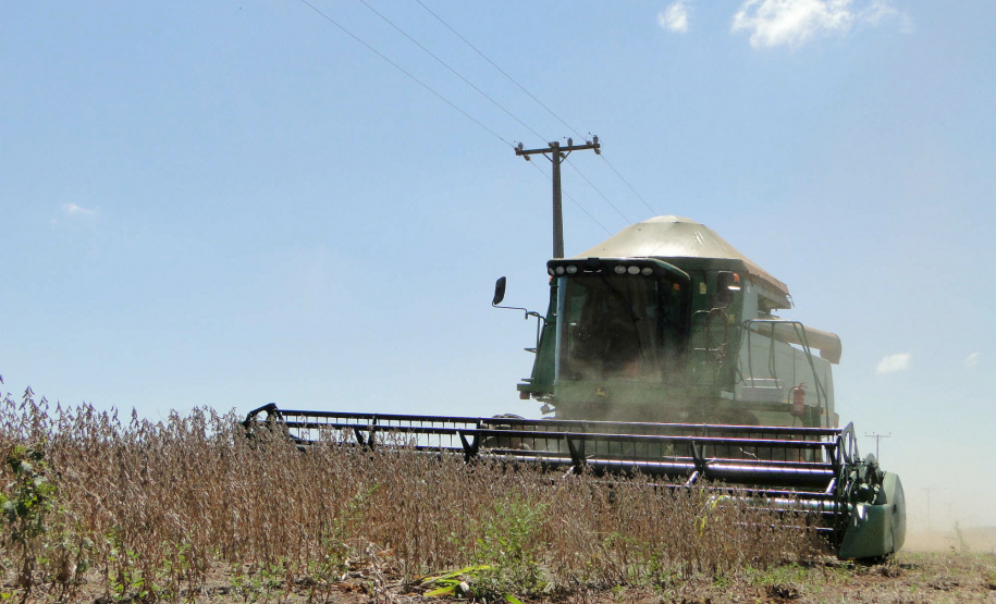Máquinas cada vez mais altas cruzam os campos durante o plantio, a pulverização e a colheita da plantação. Mas a tecnologia que agiliza o trabalho no campo também exige uma atenção maior do produtor para um risco que nem sempre é lembrado: o toque acidental na fiação elétrica. Foto: Divulgação/Copel