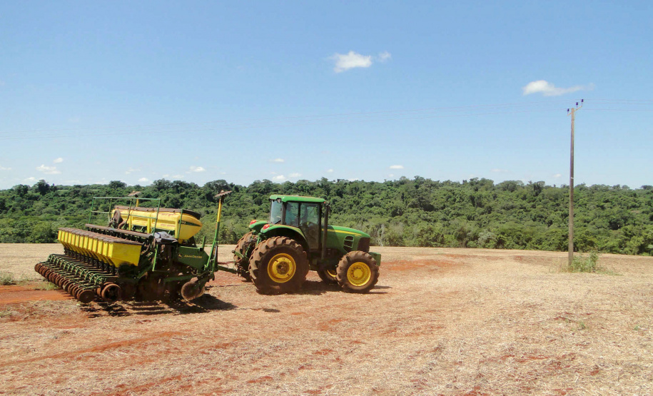 Máquinas cada vez mais altas cruzam os campos durante o plantio, a pulverização e a colheita da plantação. Mas a tecnologia que agiliza o trabalho no campo também exige uma atenção maior do produtor para um risco que nem sempre é lembrado: o toque acidental na fiação elétrica. Foto: Divulgação/Copel