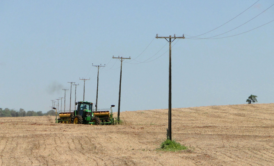 Máquinas cada vez mais altas cruzam os campos durante o plantio, a pulverização e a colheita da plantação. Mas a tecnologia que agiliza o trabalho no campo também exige uma atenção maior do produtor para um risco que nem sempre é lembrado: o toque acidental na fiação elétrica. Foto: Divulgação/Copel