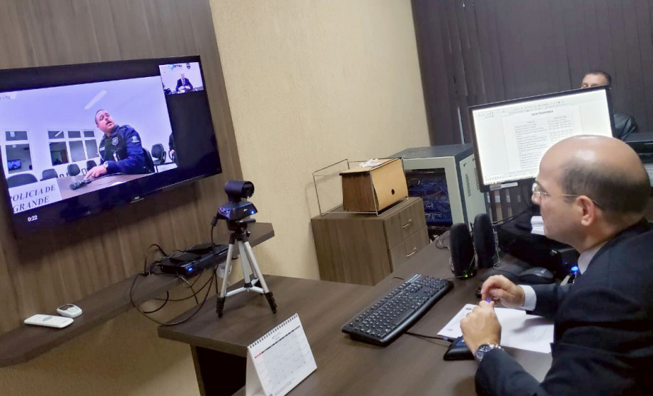 A Polícia Civil do Paraná (PCPR) inicia nesta sexta-feira (09) o projeto-piloto da Central de Flagrantes da Região Metropolitana de Curitiba (RMC). O objetivo é otimizar recursos humanos nas unidades da PCPR para atender todas as situações de prisões em flagrante durante os plantões de 11 delegacias. O atendimento e o procedimento legal serão feitos a partir de Curitiba por meio de videoconferência. Foto: Divulgação/Polícia Civil