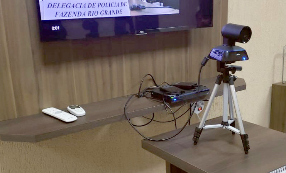 A Polícia Civil do Paraná (PCPR) inicia nesta sexta-feira (09) o projeto-piloto da Central de Flagrantes da Região Metropolitana de Curitiba (RMC). O objetivo é otimizar recursos humanos nas unidades da PCPR para atender todas as situações de prisões em flagrante durante os plantões de 11 delegacias. O atendimento e o procedimento legal serão feitos a partir de Curitiba por meio de videoconferência. Foto: Divulgação/Polícia Civil