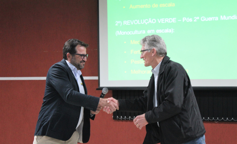 Na quarta-feira (7), começou a série de visitas técnicas na fábrica da New Holland e capacitação dos novos técnicos do Instituto Paranaense de Assistência Técnica e Extensão Rural (Emater), com palestrantes da Embrapa, Emater e Secretaria de Estado da Agricultura e do Abastecimento.