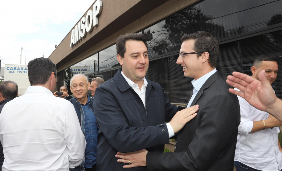 O governador Carlos Massa Ratinho Junior reúne-se com prefeitos na sede da Associação dos Municípios do Sudoeste do Paraná (Amsop), em Francisco Beltrão e assina autorização para licitações de obras para a infraestrutura urbana