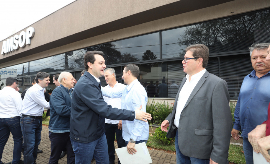 O governador Carlos Massa Ratinho Junior reúne-se com prefeitos na sede da Associação dos Municípios do Sudoeste do Paraná (Amsop), em Francisco Beltrão e assina autorização para licitações de obras para a infraestrutura urbana
