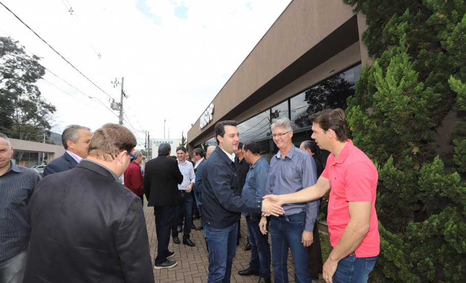 O governador Carlos Massa Ratinho Junior reúne-se com prefeitos na sede da Associação dos Municípios do Sudoeste do Paraná (Amsop), em Francisco Beltrão e assina autorização para licitações de obras para a infraestrutura urbana