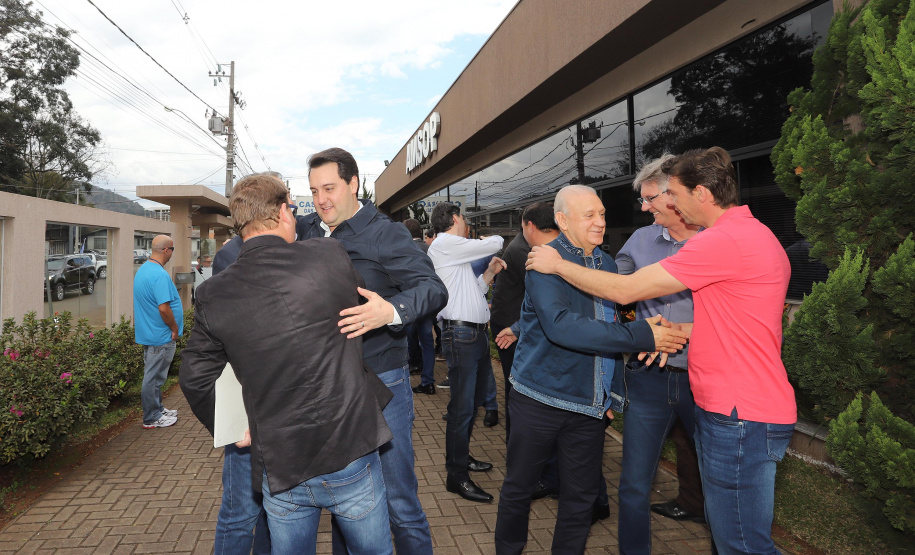 O governador Carlos Massa Ratinho Junior reúne-se com prefeitos na sede da Associação dos Municípios do Sudoeste do Paraná (Amsop), em Francisco Beltrão e assina autorização para licitações de obras para a infraestrutura urbana