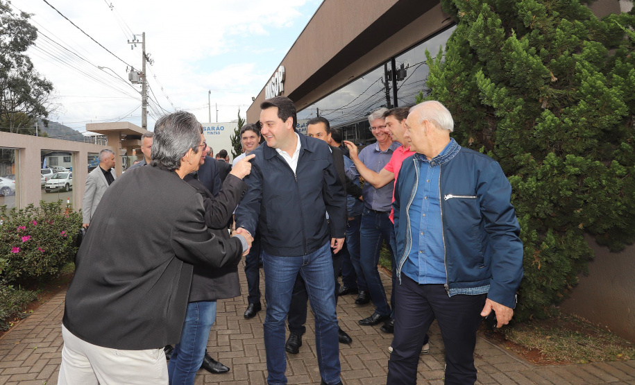 O governador Carlos Massa Ratinho Junior reúne-se com prefeitos na sede da Associação dos Municípios do Sudoeste do Paraná (Amsop), em Francisco Beltrão e assina autorização para licitações de obras para a infraestrutura urbana