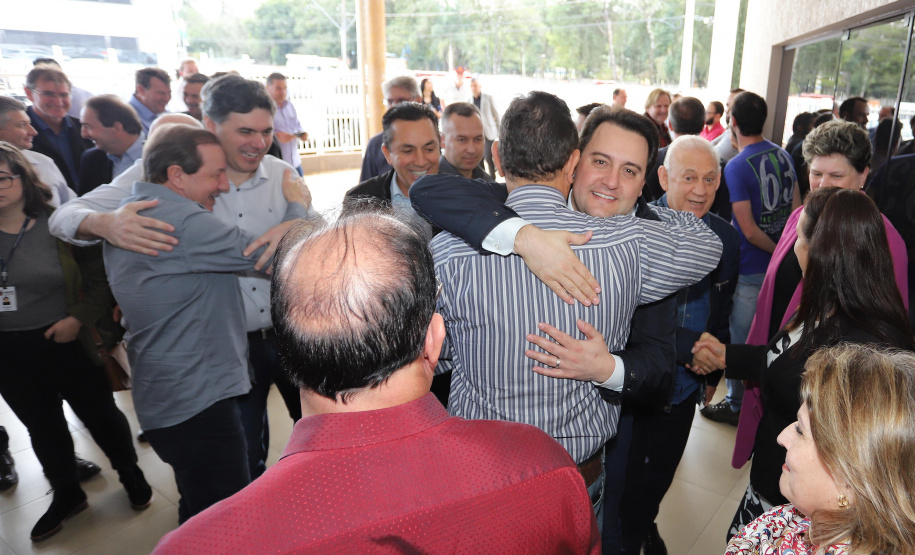 O governador Carlos Massa Ratinho Junior reúne-se com prefeitos na sede da Associação dos Municípios do Sudoeste do Paraná (Amsop), em Francisco Beltrão e assina autorização para licitações de obras para a infraestrutura urbana