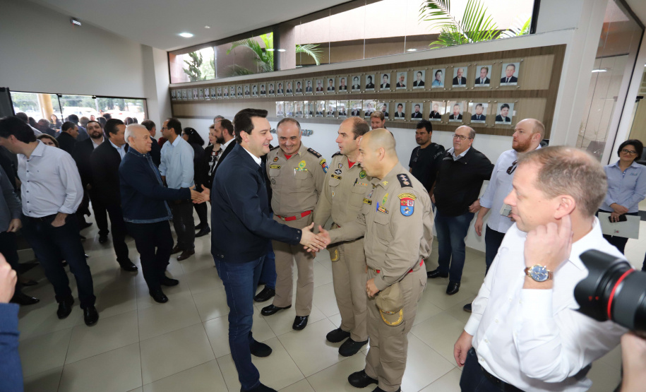 O governador Carlos Massa Ratinho Junior reúne-se com prefeitos na sede da Associação dos Municípios do Sudoeste do Paraná (Amsop), em Francisco Beltrão e assina autorização para licitações de obras para a infraestrutura urbana