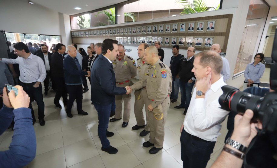 O governador Carlos Massa Ratinho Junior reúne-se com prefeitos na sede da Associação dos Municípios do Sudoeste do Paraná (Amsop), em Francisco Beltrão e assina autorização para licitações de obras para a infraestrutura urbana