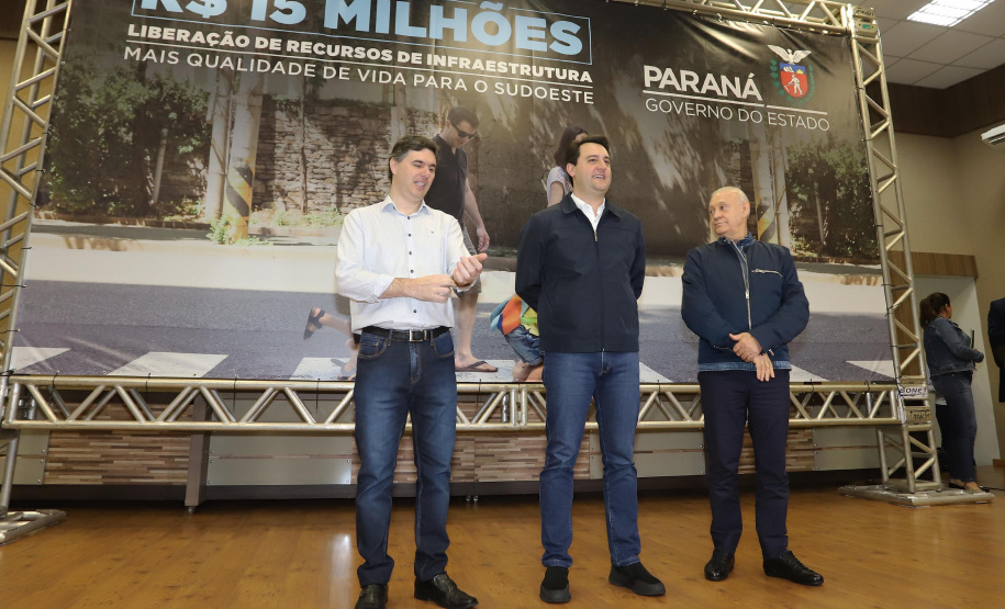 O governador Carlos Massa Ratinho Junior reúne-se com prefeitos na sede da Associação dos Municípios do Sudoeste do Paraná (Amsop), em Francisco Beltrão e assina autorização para licitações de obras para a infraestrutura urbana
