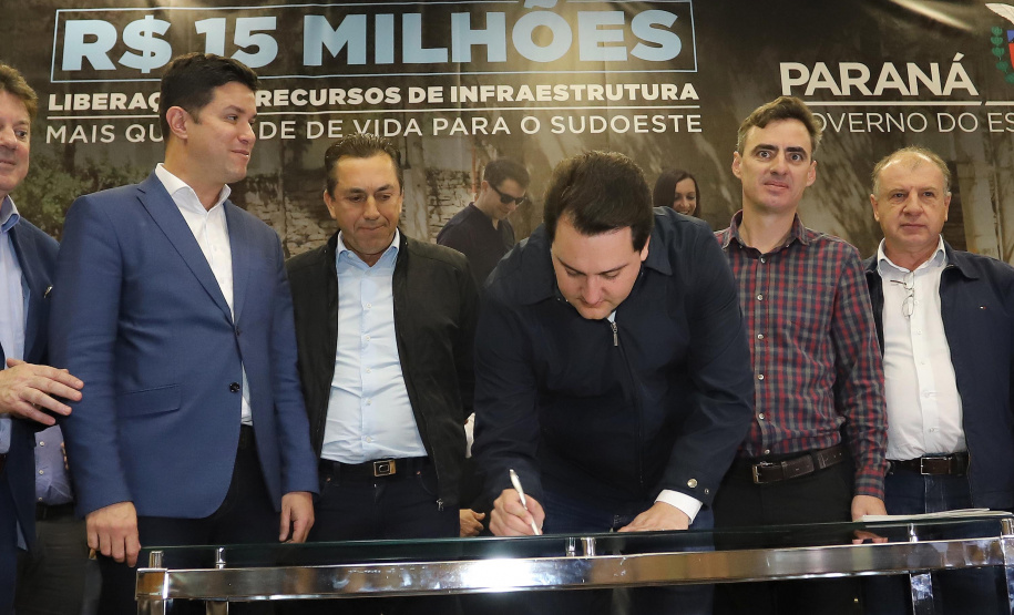 O governador Carlos Massa Ratinho Junior reúne-se com prefeitos na sede da Associação dos Municípios do Sudoeste do Paraná (Amsop), em Francisco Beltrão e assina autorização para licitações de obras para a infraestrutura urbana