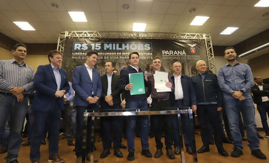 O governador Carlos Massa Ratinho Junior reúne-se com prefeitos na sede da Associação dos Municípios do Sudoeste do Paraná (Amsop), em Francisco Beltrão e assina autorização para licitações de obras para a infraestrutura urbana