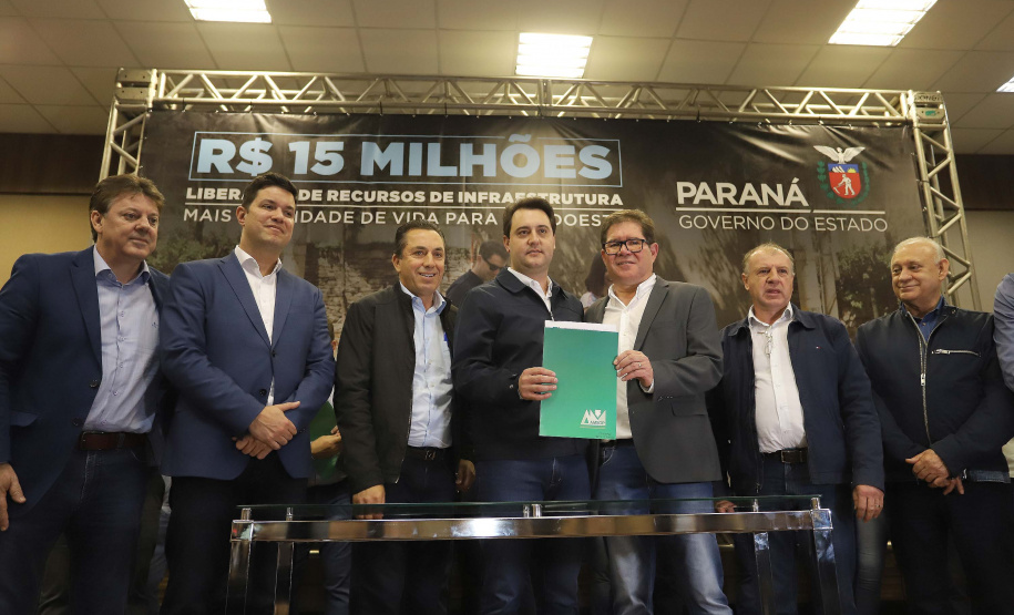 O governador Carlos Massa Ratinho Junior reúne-se com prefeitos na sede da Associação dos Municípios do Sudoeste do Paraná (Amsop), em Francisco Beltrão e assina autorização para licitações de obras para a infraestrutura urbana