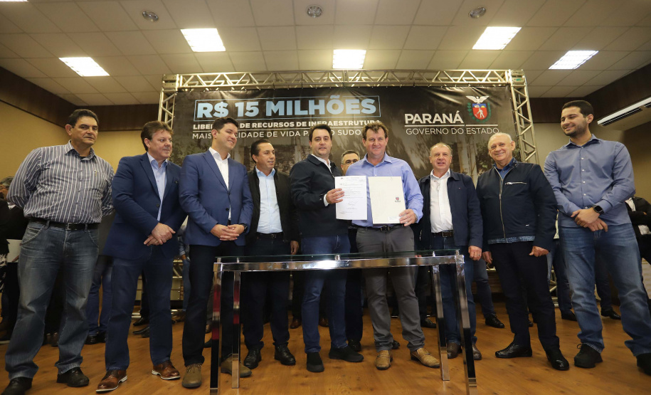 O governador Carlos Massa Ratinho Junior reúne-se com prefeitos na sede da Associação dos Municípios do Sudoeste do Paraná (Amsop), em Francisco Beltrão e assina autorização para licitações de obras para a infraestrutura urbana