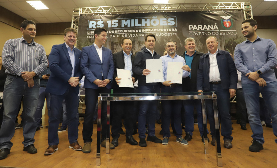 O governador Carlos Massa Ratinho Junior reúne-se com prefeitos na sede da Associação dos Municípios do Sudoeste do Paraná (Amsop), em Francisco Beltrão e assina autorização para licitações de obras para a infraestrutura urbana