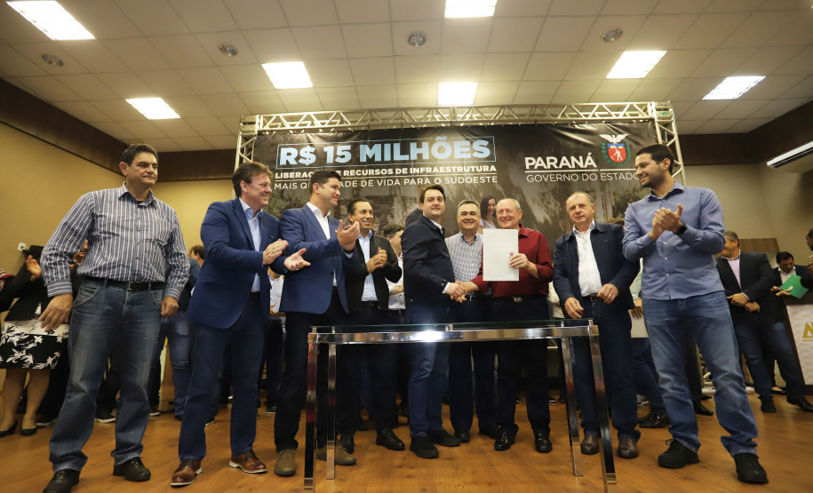 O governador Carlos Massa Ratinho Junior reúne-se com prefeitos na sede da Associação dos Municípios do Sudoeste do Paraná (Amsop), em Francisco Beltrão e assina autorização para licitações de obras para a infraestrutura urbana