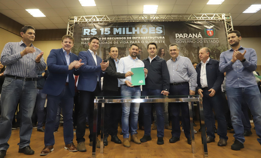 O governador Carlos Massa Ratinho Junior reúne-se com prefeitos na sede da Associação dos Municípios do Sudoeste do Paraná (Amsop), em Francisco Beltrão e assina autorização para licitações de obras para a infraestrutura urbana