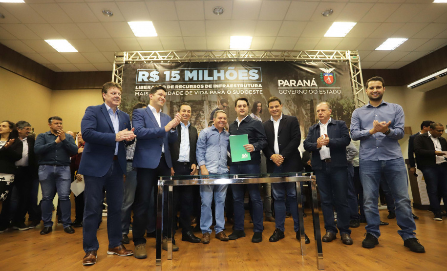 O governador Carlos Massa Ratinho Junior reúne-se com prefeitos na sede da Associação dos Municípios do Sudoeste do Paraná (Amsop), em Francisco Beltrão e assina autorização para licitações de obras para a infraestrutura urbana