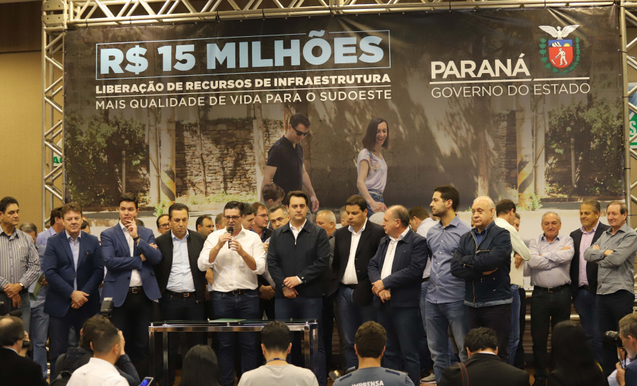 O governador Carlos Massa Ratinho Junior reúne-se com prefeitos na sede da Associação dos Municípios do Sudoeste do Paraná (Amsop), em Francisco Beltrão e assina autorização para licitações de obras para a infraestrutura urbana