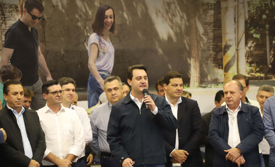 O governador Carlos Massa Ratinho Junior reúne-se com prefeitos na sede da Associação dos Municípios do Sudoeste do Paraná (Amsop), em Francisco Beltrão e assina autorização para licitações de obras para a infraestrutura urbana
