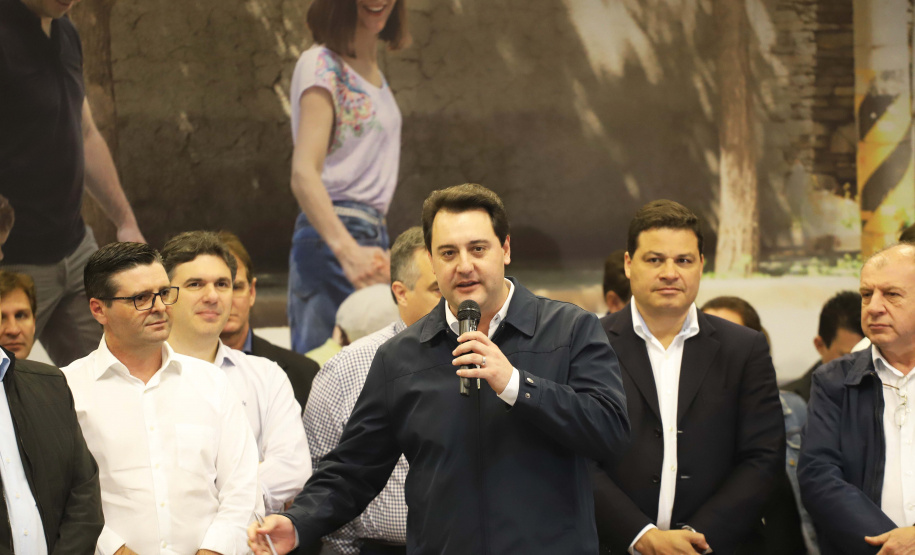 O governador Carlos Massa Ratinho Junior reúne-se com prefeitos na sede da Associação dos Municípios do Sudoeste do Paraná (Amsop), em Francisco Beltrão e assina autorização para licitações de obras para a infraestrutura urbana