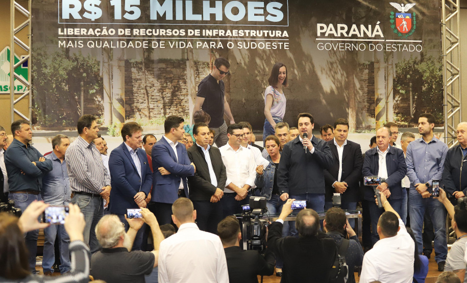 O governador Carlos Massa Ratinho Junior reúne-se com prefeitos na sede da Associação dos Municípios do Sudoeste do Paraná (Amsop), em Francisco Beltrão e assina autorização para licitações de obras para a infraestrutura urbana