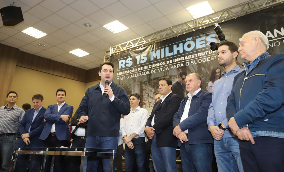 O governador Carlos Massa Ratinho Junior reúne-se com prefeitos na sede da Associação dos Municípios do Sudoeste do Paraná (Amsop), em Francisco Beltrão e assina autorização para licitações de obras para a infraestrutura urbana