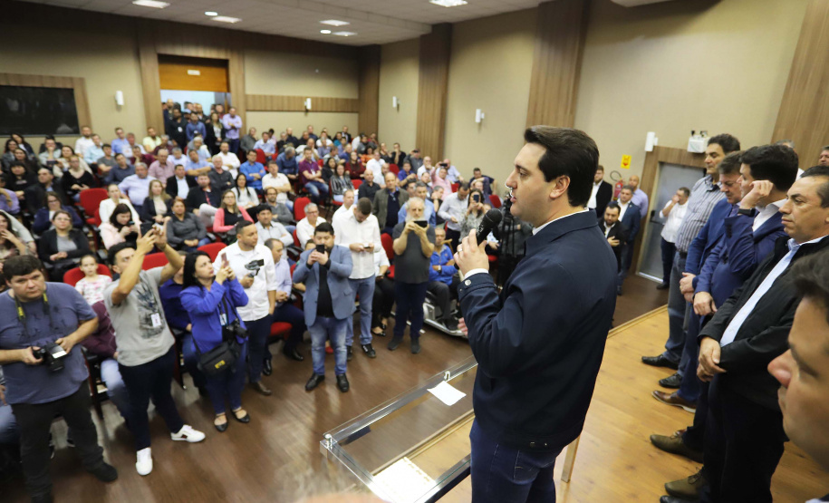 O governador Carlos Massa Ratinho Junior reúne-se com prefeitos na sede da Associação dos Municípios do Sudoeste do Paraná (Amsop), em Francisco Beltrão e assina autorização para licitações de obras para a infraestrutura urbana