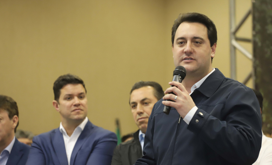 O governador Carlos Massa Ratinho Junior reúne-se com prefeitos na sede da Associação dos Municípios do Sudoeste do Paraná (Amsop), em Francisco Beltrão e assina autorização para licitações de obras para a infraestrutura urbana