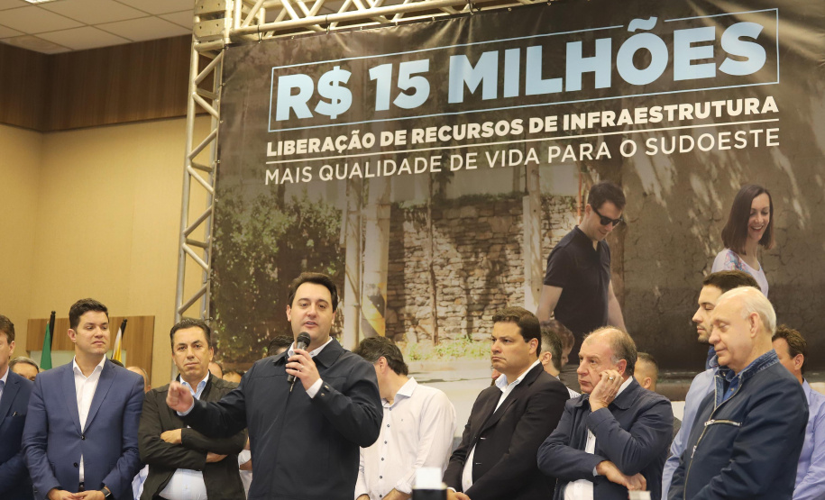 O governador Carlos Massa Ratinho Junior reúne-se com prefeitos na sede da Associação dos Municípios do Sudoeste do Paraná (Amsop), em Francisco Beltrão e assina autorização para licitações de obras para a infraestrutura urbana