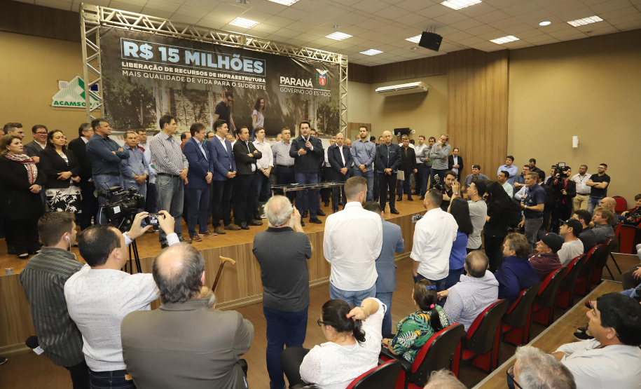 O governador Carlos Massa Ratinho Junior reúne-se com prefeitos na sede da Associação dos Municípios do Sudoeste do Paraná (Amsop), em Francisco Beltrão e assina autorização para licitações de obras para a infraestrutura urbana