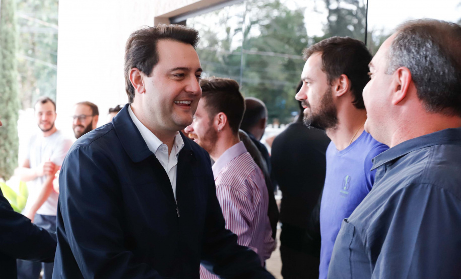 Obras de infraestrutura, melhorias em escolas, reformas e construção de postos de saúde estão no pacote de investimentos que o Governo do Estado fará em 24 cidades da região Sudoeste. O governador Carlos Massa Ratinho Junior se reuniu nesta quinta-feira (8) com os prefeitos na sede da Associação dos Municípios do Sudoeste do Paraná (Amsop), em Francisco Beltrão, e assinou as ordens de serviço e homologação das licitações para dar início às obras e ações.