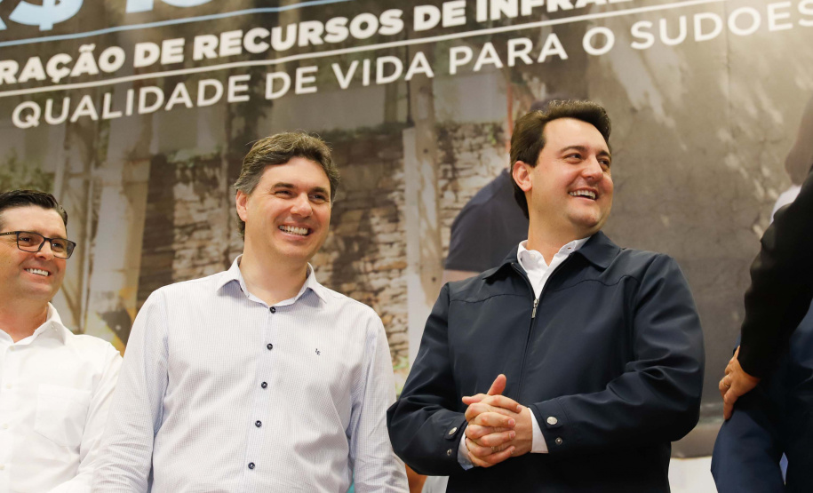 Obras de infraestrutura, melhorias em escolas, reformas e construção de postos de saúde estão no pacote de investimentos que o Governo do Estado fará em 24 cidades da região Sudoeste. O governador Carlos Massa Ratinho Junior se reuniu nesta quinta-feira (8) com os prefeitos na sede da Associação dos Municípios do Sudoeste do Paraná (Amsop), em Francisco Beltrão, e assinou as ordens de serviço e homologação das licitações para dar início às obras e ações.