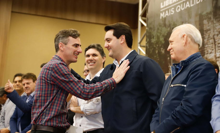 Obras de infraestrutura, melhorias em escolas, reformas e construção de postos de saúde estão no pacote de investimentos que o Governo do Estado fará em 24 cidades da região Sudoeste. O governador Carlos Massa Ratinho Junior se reuniu nesta quinta-feira (8) com os prefeitos na sede da Associação dos Municípios do Sudoeste do Paraná (Amsop), em Francisco Beltrão, e assinou as ordens de serviço e homologação das licitações para dar início às obras e ações.