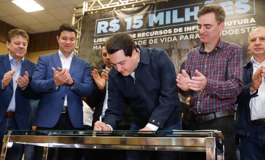 Obras de infraestrutura, melhorias em escolas, reformas e construção de postos de saúde estão no pacote de investimentos que o Governo do Estado fará em 24 cidades da região Sudoeste. O governador Carlos Massa Ratinho Junior se reuniu nesta quinta-feira (8) com os prefeitos na sede da Associação dos Municípios do Sudoeste do Paraná (Amsop), em Francisco Beltrão, e assinou as ordens de serviço e homologação das licitações para dar início às obras e ações.