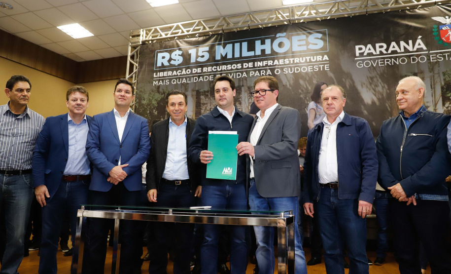 Obras de infraestrutura, melhorias em escolas, reformas e construção de postos de saúde estão no pacote de investimentos que o Governo do Estado fará em 24 cidades da região Sudoeste. O governador Carlos Massa Ratinho Junior se reuniu nesta quinta-feira (8) com os prefeitos na sede da Associação dos Municípios do Sudoeste do Paraná (Amsop), em Francisco Beltrão, e assinou as ordens de serviço e homologação das licitações para dar início às obras e ações.