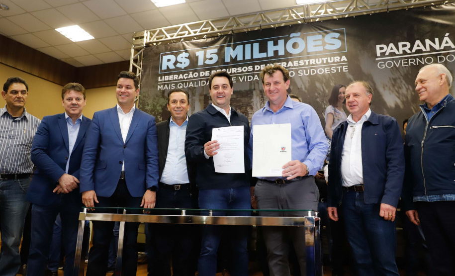 Obras de infraestrutura, melhorias em escolas, reformas e construção de postos de saúde estão no pacote de investimentos que o Governo do Estado fará em 24 cidades da região Sudoeste. O governador Carlos Massa Ratinho Junior se reuniu nesta quinta-feira (8) com os prefeitos na sede da Associação dos Municípios do Sudoeste do Paraná (Amsop), em Francisco Beltrão, e assinou as ordens de serviço e homologação das licitações para dar início às obras e ações.