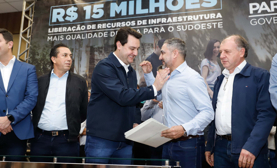 Obras de infraestrutura, melhorias em escolas, reformas e construção de postos de saúde estão no pacote de investimentos que o Governo do Estado fará em 24 cidades da região Sudoeste. O governador Carlos Massa Ratinho Junior se reuniu nesta quinta-feira (8) com os prefeitos na sede da Associação dos Municípios do Sudoeste do Paraná (Amsop), em Francisco Beltrão, e assinou as ordens de serviço e homologação das licitações para dar início às obras e ações.