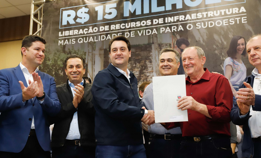 Obras de infraestrutura, melhorias em escolas, reformas e construção de postos de saúde estão no pacote de investimentos que o Governo do Estado fará em 24 cidades da região Sudoeste. O governador Carlos Massa Ratinho Junior se reuniu nesta quinta-feira (8) com os prefeitos na sede da Associação dos Municípios do Sudoeste do Paraná (Amsop), em Francisco Beltrão, e assinou as ordens de serviço e homologação das licitações para dar início às obras e ações.
