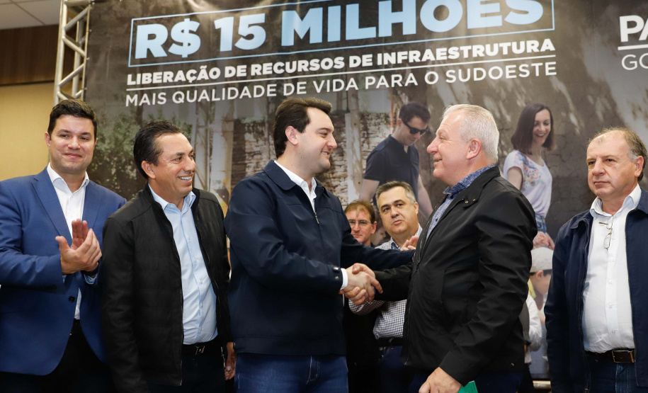 Obras de infraestrutura, melhorias em escolas, reformas e construção de postos de saúde estão no pacote de investimentos que o Governo do Estado fará em 24 cidades da região Sudoeste. O governador Carlos Massa Ratinho Junior se reuniu nesta quinta-feira (8) com os prefeitos na sede da Associação dos Municípios do Sudoeste do Paraná (Amsop), em Francisco Beltrão, e assinou as ordens de serviço e homologação das licitações para dar início às obras e ações.