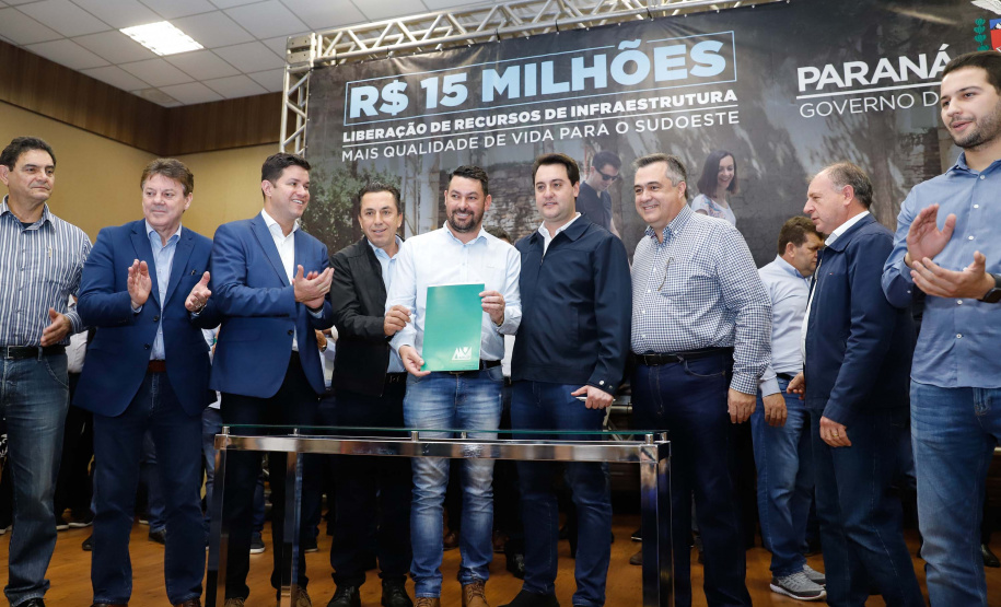 Obras de infraestrutura, melhorias em escolas, reformas e construção de postos de saúde estão no pacote de investimentos que o Governo do Estado fará em 24 cidades da região Sudoeste. O governador Carlos Massa Ratinho Junior se reuniu nesta quinta-feira (8) com os prefeitos na sede da Associação dos Municípios do Sudoeste do Paraná (Amsop), em Francisco Beltrão, e assinou as ordens de serviço e homologação das licitações para dar início às obras e ações.