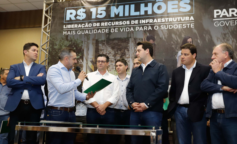 Obras de infraestrutura, melhorias em escolas, reformas e construção de postos de saúde estão no pacote de investimentos que o Governo do Estado fará em 24 cidades da região Sudoeste. O governador Carlos Massa Ratinho Junior se reuniu nesta quinta-feira (8) com os prefeitos na sede da Associação dos Municípios do Sudoeste do Paraná (Amsop), em Francisco Beltrão, e assinou as ordens de serviço e homologação das licitações para dar início às obras e ações.